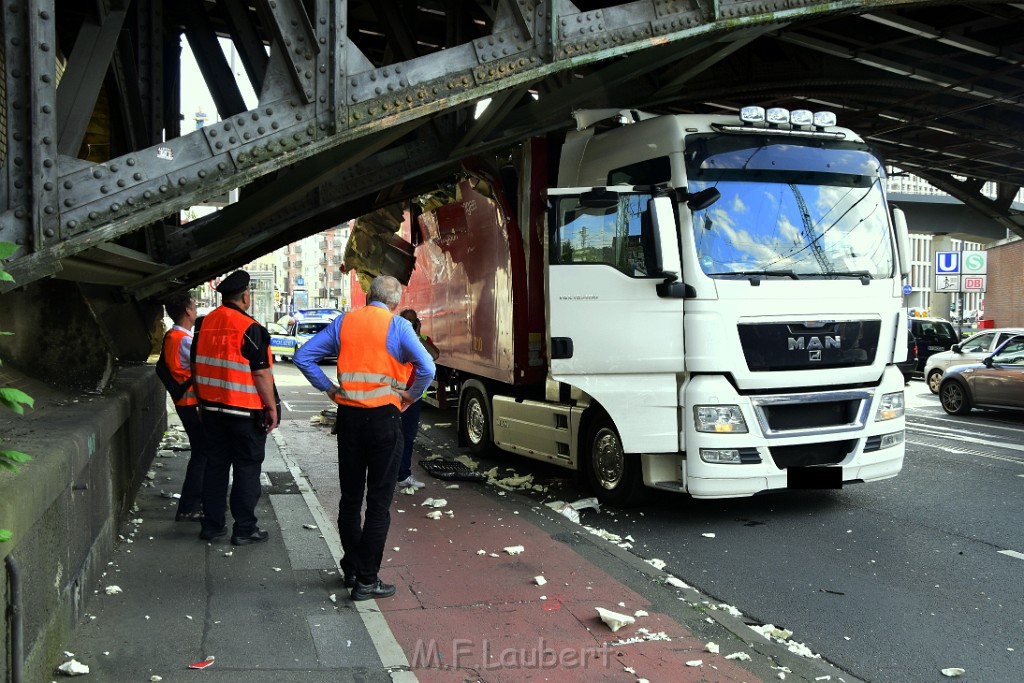 LKW blieb unter Bruecke haengen Koeln Deutz Opladenerstr Deutz Muelheimerstr P022.JPG - Miklos Laubert